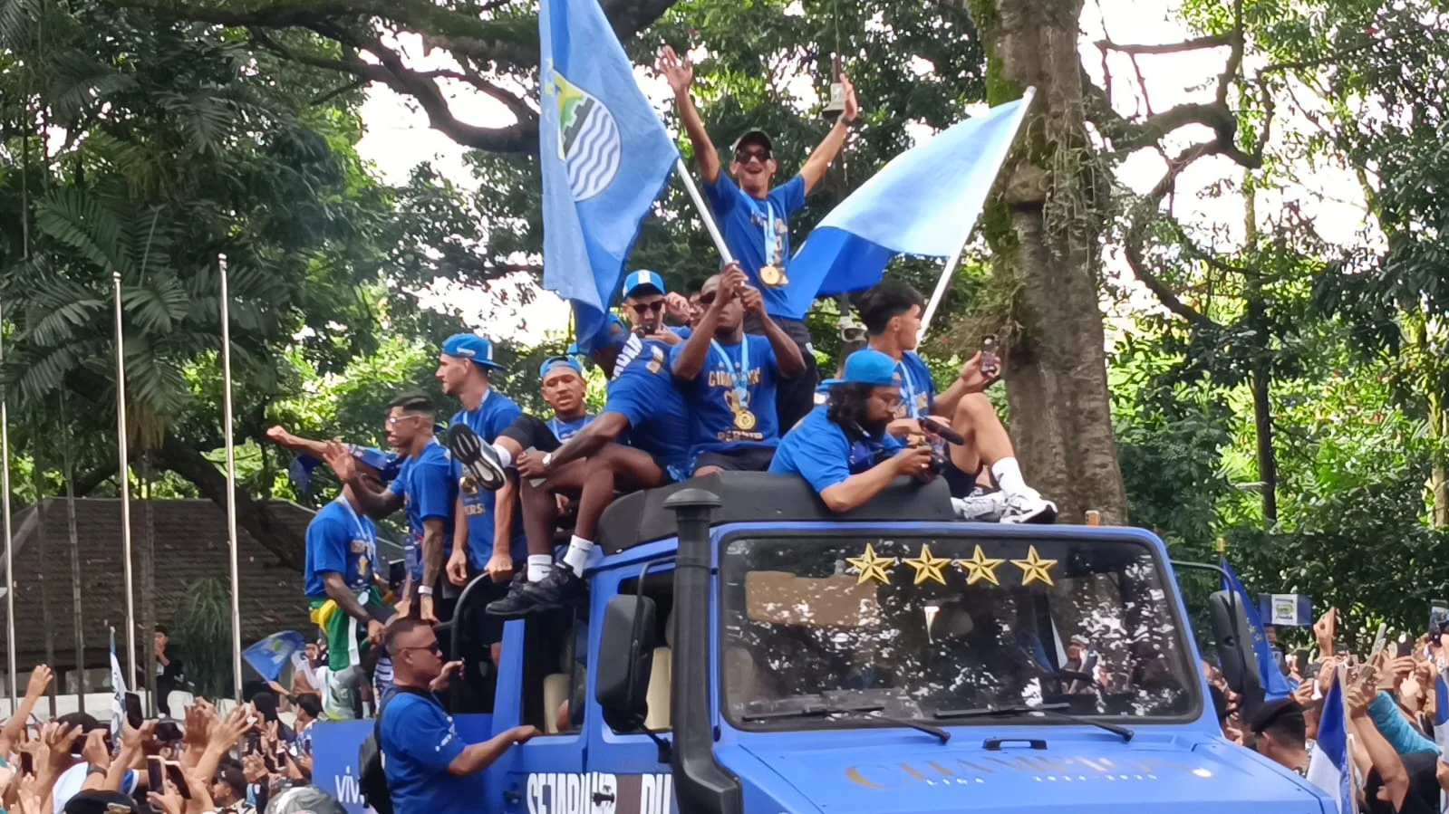 Euforia Juara: Ribuan Bobotoh Padati Balai Kota Rayakan Kemenangan Persib di Liga 1