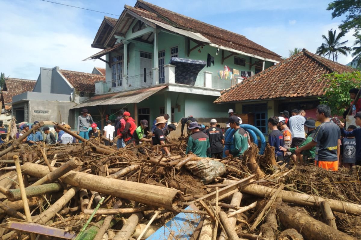 Bencana Banjir Bandang Terjang Garut, Infrastruktur Lumpuh dan Warga Mengungsi